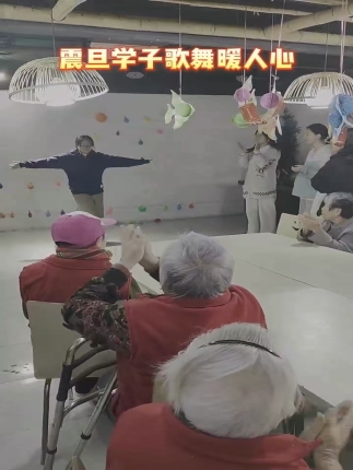 震旦学子歌舞暖人心