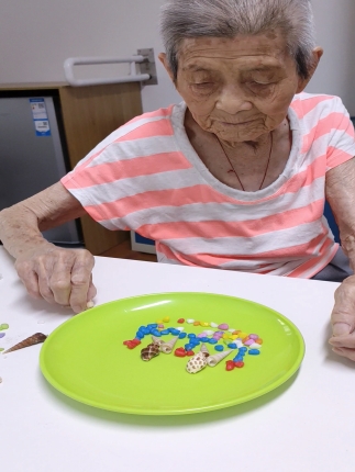 百岁阿婆心灵手巧