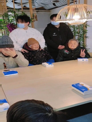 震旦大学学子给老人们拜年了