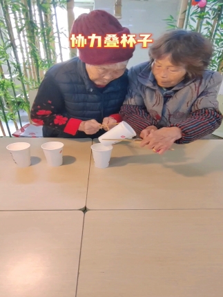 协力叠杯子