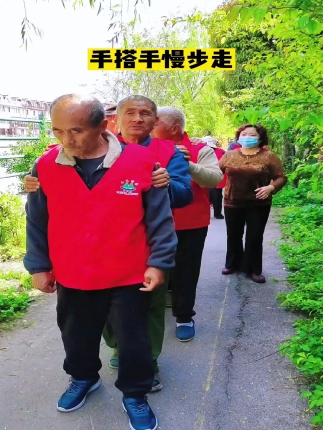 手搭手缓步河边绿道