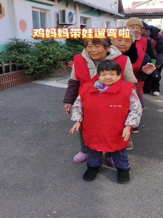 鸡妈妈带娃遛弯啦