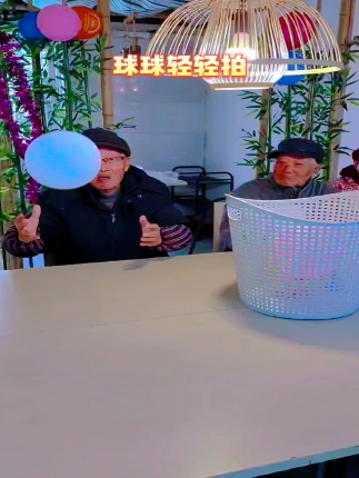 球球轻轻拍
